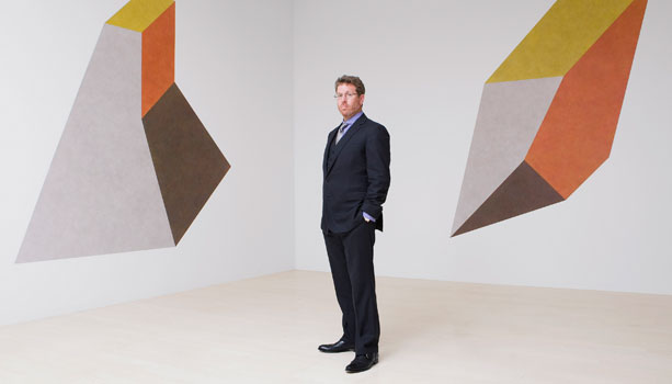 佩斯画廊主Marc Glimcher站在佩斯旗舰店：57街画廊中的两幅Sol LeWitt绘画之间