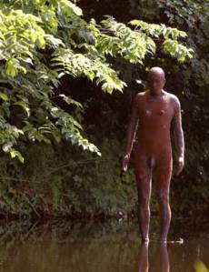 爱丁堡现代艺术馆Gallery of Modern Art in Edinburgh,Water of Leith中六座真人大小铸铁雕塑之一,Antony Gormley