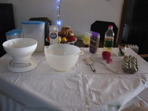 总览：草鸡蛋4颗或鸭蛋3颗，家用手持搅拌器，太古原蔗糖，鲜牛奶，家用小麦特制一等粉，玉米粉，可可粉（cityshop有卖），筛网，称量器（或大碗），100ml与125ml量杯，香草浓缩香精，桂皮，鲜柠檬，食用油，蛋糕烤模具，打蛋器，烤箱！