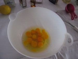 大家看到这么多蛋黄，是因为用的山林野鸡蛋，一个只有正常鸡蛋一半大；而且这是做一般双份的；平时放3-4个鸡蛋就可以了