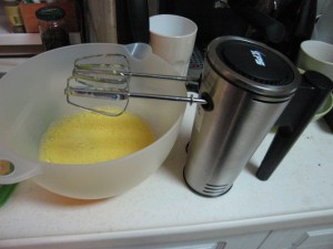 用家用手持搅拌器调到最高档，直到蛋液泡沫变厚