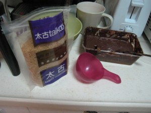 100毫升量杯1份太古原蔗糖，用搅拌器中档拌匀