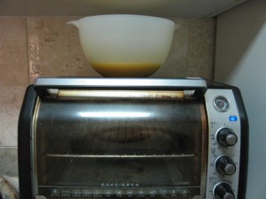 不用隔水打发的最简便的办法，调好蛋液之后放在预热的烤箱上温着，待会要加入面粉了再拿下来