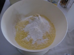 2杯100mg量杯白面粉（家用小麦特制一等粉，个人觉得低筋粉并非必须），1杯100mg量杯玉米粉，一包家用酵母粉