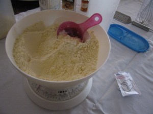 这是非常关键的一部，必须完全调匀，色彩一致，这是为了蛋糕发得更饱满更均匀