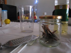 将肉桂削入混合酱，半根就好