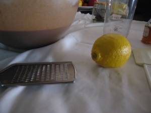 用细削刀削柠檬皮，放入混合酱调匀，半个柠檬的皮就好，削到白白的