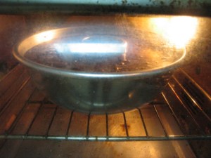 进烤箱啦，30分钟就有香喷喷的蛋糕吃啦；只要模具好，一般都不会粘底。最好的地方是澳门路靠近昌化路的酒店器具店，走到最里面中间有一家店，是个上海阿姨，不胖的，很和气。她家非常好，价格也实惠。一个烤蛋糕的容器只要35元；嫌麻烦的话可以在宜家买。事实证明中间镂空长得和火锅一样的这种模最好。