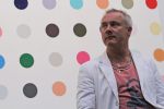 2012年1月11日周三，高古轩-纽约切尔西，英国艺术家达明•赫斯特（Damien Hirst）在其个展“达明•赫斯特：1986-2011圆点系列回顾展”（Damien Hirst: The Complete Spot Paintings 1986 – 2011）新闻发布会上于参展作品《甲基胞嘧啶1号》（1-Methylcutosine）前留影。为了此次大规模联展，高古轩动用了其全球11家画廊同时展出赫斯特的圆点画。AP摄影/Mary Altaffer.