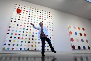 英国艺术家达明•赫斯特（Damien Hirst）在新闻发布会上扔帽子玩。AP摄影/Mary Altaffer.