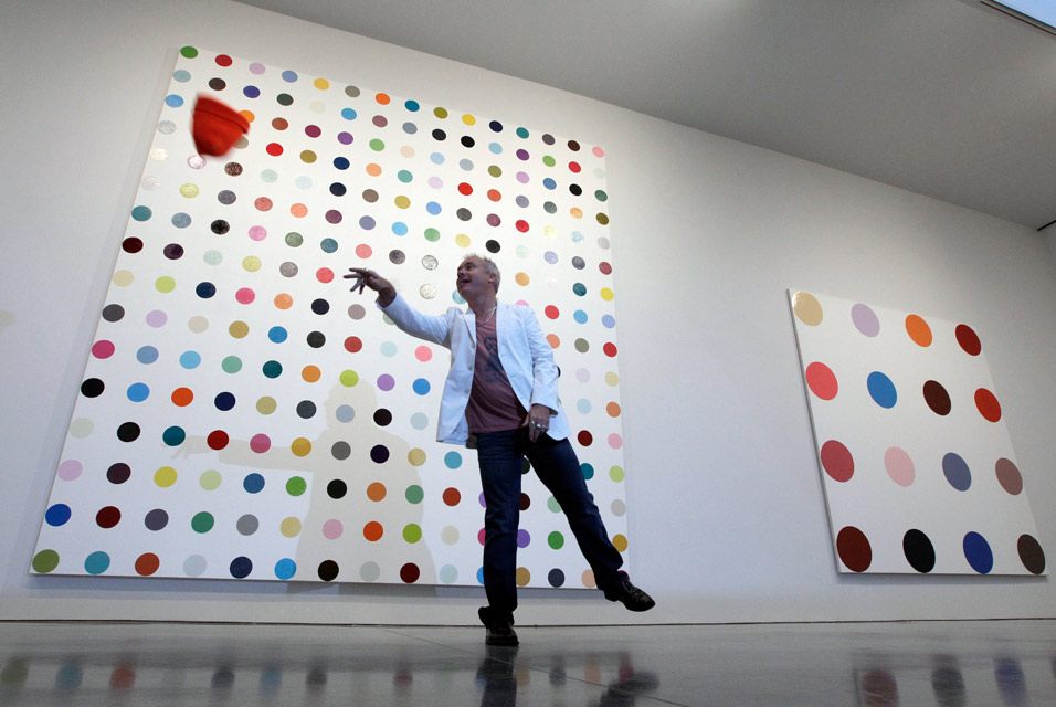 英国艺术家达明•赫斯特（Damien Hirst）在新闻发布会上扔帽子玩。AP摄影/Mary Altaffer.