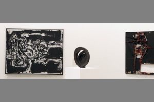 展览《倒镜》（inverted mirror）一瞥，左：西班牙艺术家Antonio Saura的作品《大裸体》（Gran Desnudo），右：西班牙艺术家Manuel Millares的作品《Homunculo》。