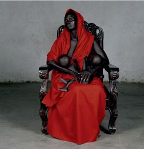 Vanessa Beecroft的《黑色麦当娜与双胞胎》（Black Madonna with Twins,2006）