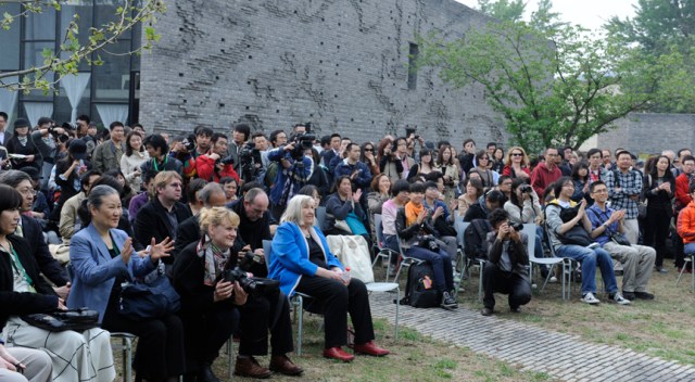 opening恨没做到Hilla旁边的位子去