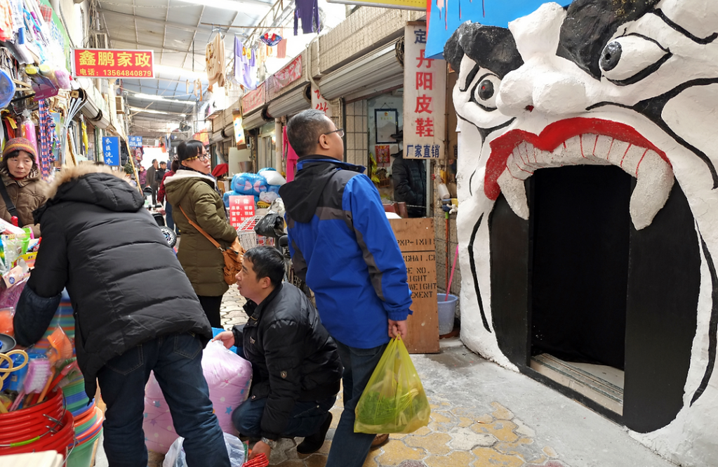 “当心！艺术来了！”： 《兼容的盒子》读后